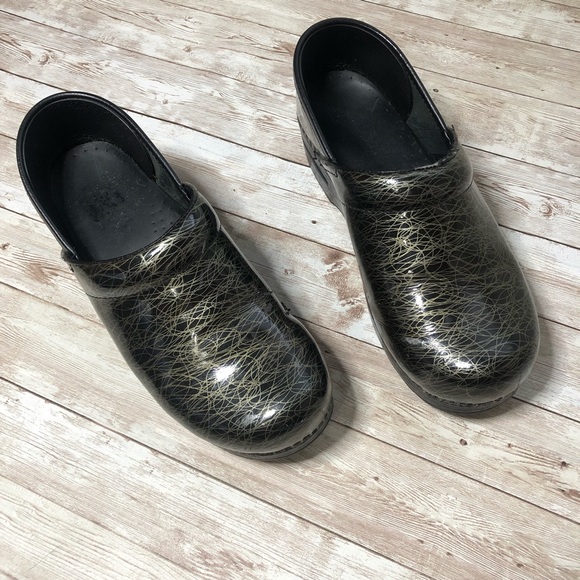 dansko scribble print clogs